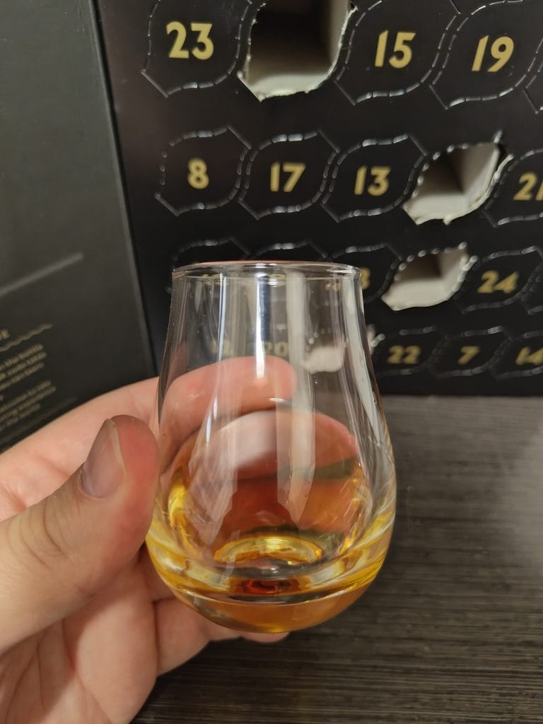 Naga 12 YO barva rumu